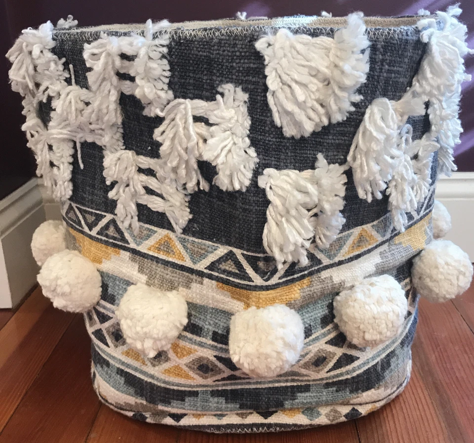 Surya Mansa Global Basket Nuevo Boho Pompones Crema Azul Marino Aqua Blanco Amarillo Almacenamiento Foto 1 de 4