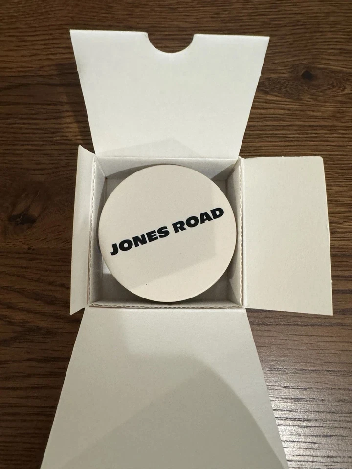 BNIB Jones Road Tinted Face Powder - MEDIUM-6.5g RRP £28 - Image 1 of 1