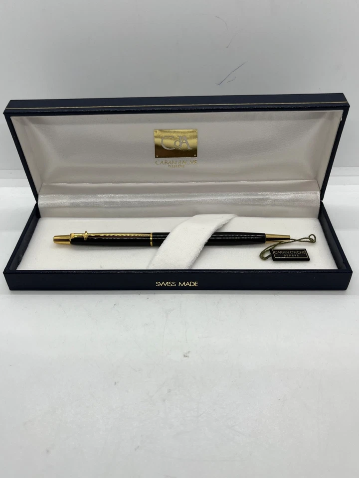 Bolígrafo Caran d'Ache negro con adornos dorados - De colección Foto 1 de 4