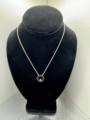 Colgante circular de diamantes con etiqueta de oro de 18 quilates y plata de ley Movado de diseñador   Foto 1 de 3