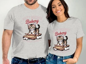 Camiseta de panadería Kitty Biscuits, linda camiseta gráfica para amasar gatos para amantes de los gatos - Imagen 1 de 16