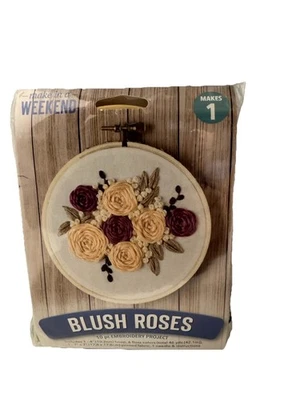 Kit completo de bordado Leisure Arts Make In A Weekend Blush Roses 10 peças - Imagem 1 de 2