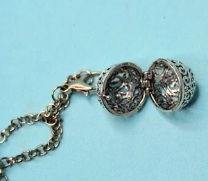 Aromatherapy Essential Oil Diffuser Necklace on 26" chain - Picture 1 of 4