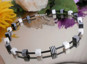 Trendstarke Würfel Kette in SCHWARZ WEISS - Resin Harz Würfel Perlen - Bild 1 von 5