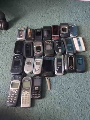 Lot of 24pcs Assorted Cell Phones For Parts, Scrap or Gold Recovery - Image 1 of 2