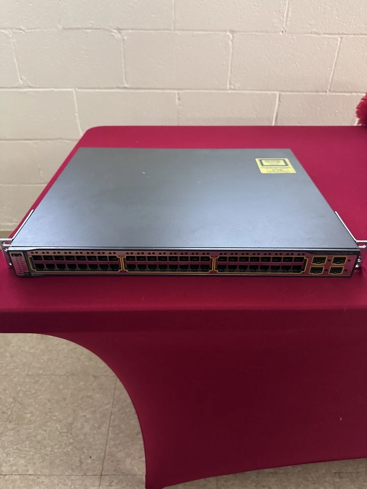 Conmutador Cisco Catalyst 3750 Series PoE-48 WS-C3750-48PS-S V08, con orejas de rack Foto 1 de 3