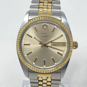 Reloj Timex Q Hombre 33mm NECESITA REPARACIÓN Tono Plateado Dorado Día Fecha Batería Nueva 7" De Colección - Imagen 1 de 17