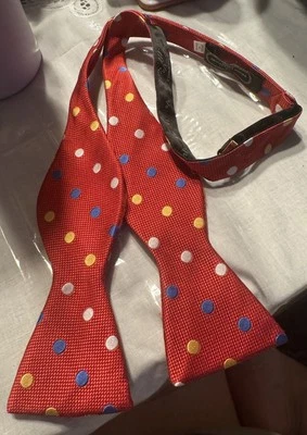 Pajarita de seda ajustable Bruno Piattelli roja lunares coloridos Foto 1 de 4