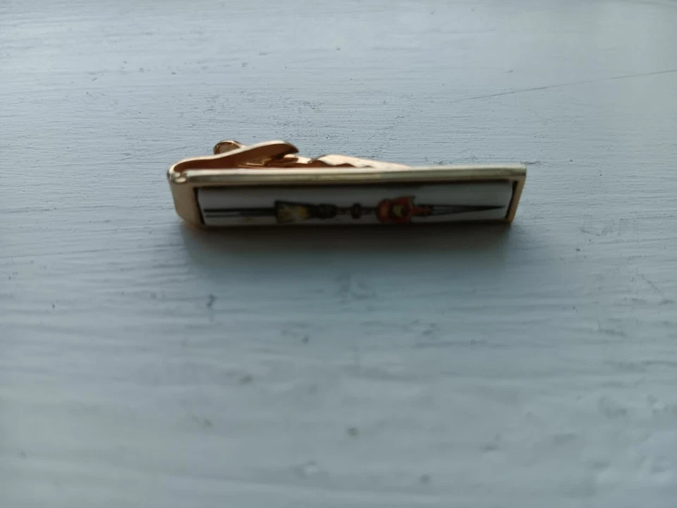 Clipe de gravata vintage de porcelana Beefeater da Shields. Swag dos anos 1960 - Imagem 1 de 1