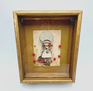 Vintage Holly Hobbie 3D Diorama Papierkunst gerahmte Schattenbox - Frühling Puppe spielen - Bild 1 von 10