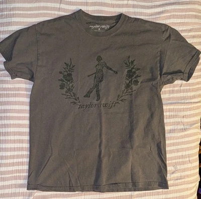 Футболка Taylor Swift Still On That Tightrope официальная серая черная фольклорная M - Изображение 1 из 4