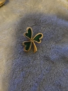 Vintage Signed "BJ" Gold Tone Costume Green Enameled Hearts Clover Pin C320 - Picture 1 of 3