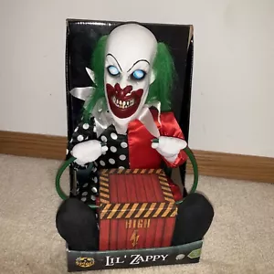 Spirit Halloween Animato Lil Zappy Clown Halloween Prop 13,5" NUOVO - Foto 1 di 7