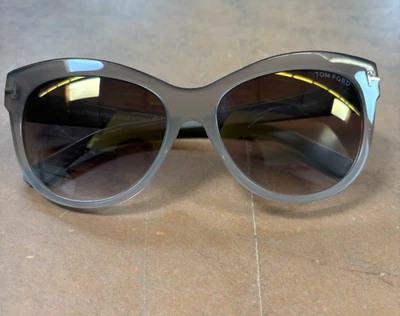 Óculos de sol Tom Ford Lily TF 430 59G bege degradê cinza claro olho de gato - Imagem 1 de 4