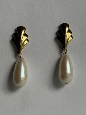 Pendientes perforados colgantes de perlas de imitación tono dorado Monet firmados de colección Foto 1 de 4