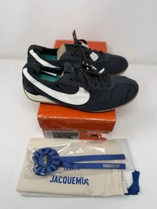 Jacquemus x Nike Moon Schuh Damen Größe 7/Herren 5,5, Off Noir HV8547-001 Brandneu - Bild 1 von 7