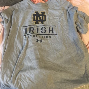 Notre Dame Irish Athletics Team Issued 2xl Spin Schriftzug Under Armour - Bild 1 von 2
