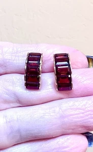 SCHÖNER Designer 10 Kt. Breite Halbcreolen Gelbgold & roter Granat - Bild 1 von 16