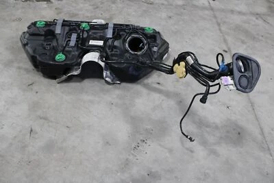 Mercedes C43 C300 W205 2017-2021 depósito de tanque de gasolina con cuello de llenado OEM Foto 1 de 4