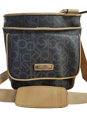 Bolsa tiracolo Calvin Klein couro marrom logotipo - Imagem 1 de 4