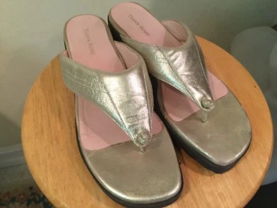 Chanclas Taryn Rose Talla 10.5M Tara Tanga Sandalia Charol Dorado Tacón Bajo  Foto 1 de 4