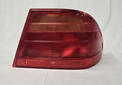 Conjunto de luces traseras exteriores traseras derecho pasajero mercedes-benz e420 1996-1999. Foto 1 de 4