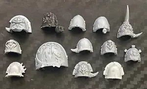 warhammer 40k - x13 assorted chaos space marine shoulder pads, used. - Bild 1 von 1