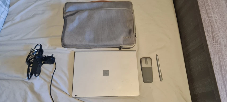 Microsoft Surface Book 13.5" Touchscreen Laptop i7 6600U 8GB Ram 256GB SSD Win10 - Image 1 of 4