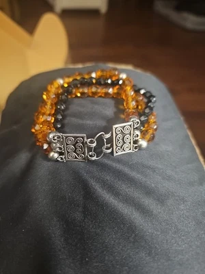 Браслет из 3 нитей с янтарными и черными бусинами и декоративной серебряной застежкой - Изображение 1 из 3