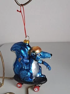 Vidrio Soplado 4.5" SKATEBOARDING ARDILLA MOFETA AZUL Adorno de Navidad - Sin Marca - Imagen 1 de 6