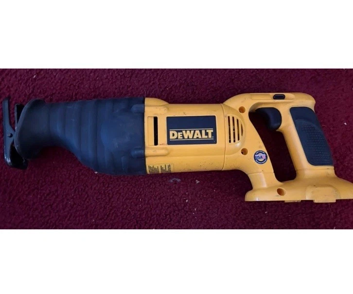 Sierra recíproca inalámbrica DEWALT de 20v sin batería probada Foto 1 de 1