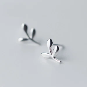 Aretes pequeños de plata de ley 925 con rama de hoja de olivo pulido amor regalo S4 - Imagen 1 de 2