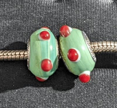 Juego de 2 cuentas de cristal de Murano verde Pandora con protuberancias rojas Foto 1 de 2