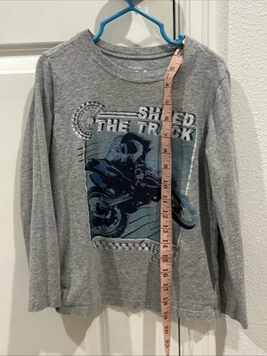 Camisa de manga larga Oshkosh para niños talla 6/6A Shred The Track Foto 1 de 4