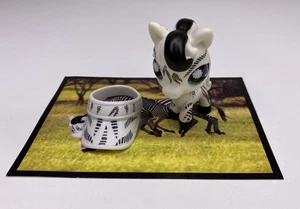 Littlest Pet Shop LPS cebra con ojos azules #903 con sombrero y postal - Imagen 1 de 8