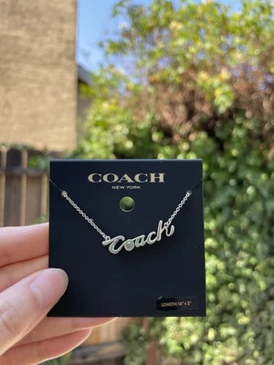 COLLAR DE PLATA COACH NEW YORK LOGO ESTRÁS ACENTO DAX ONE $95 Foto 1 de 4