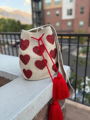 Bolso Mochila Colombiano Wayuu con Corazones Brillantes y Borlas Rojas Nuevo Foto 1 de 4