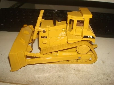 Trator tipo pista escavadeira ERTL Caterpillar D10N modelo fundido 1:50 - Imagem 1 de 4