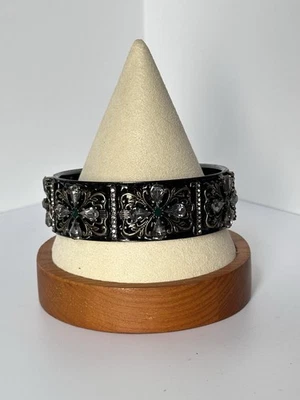 Pulseira Banana Republic esmalte preto ouro bronze filigrana cristais - Imagem 1 de 4