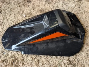 Parte de capó de asiento individual KTM 890 Duke R OEM 64107955100 OEM #WG1 - Imagen 1 de 13