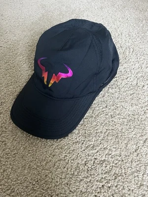 Nike Raro Rafa Nadal Featherlight Tenis Sombrero Iridiscente Arco Iris Lámina Foto 1 de 3