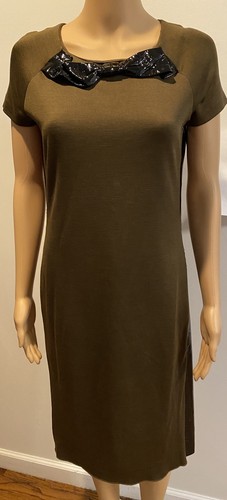 Abito marrone DSQUARED2 con fiocco nero verniciato e finiture taglia grande