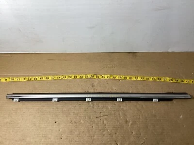 2013-2016 Kia Cadenza porta traseira direita passageiro lateral janela soleira moldagem fabricante de equipamento original. - Imagem 1 de 4