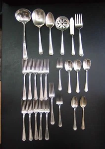 Juego de cubiertos y servir WM Rogers & Son AA de 25 piezas - Imagen 1 de 11