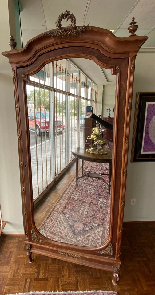 Antiguo armario francés de 1880 con detalles de hoja de oro Foto 1 de 4