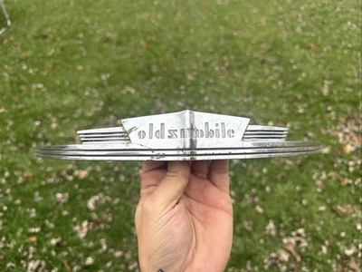 ✨ Hallazgo de granero ✨ 1937 Oldsmobile GM Chevy parrilla capó emblema Foto 1 de 4