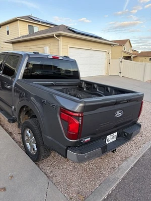 Cama Despegue 2024 F-150 5,5’ – Gris Carbonizado – Puerta Trasera y Escalera Incorporada Foto 1 de 4