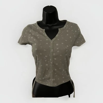 Blusa feminina rosa desbotada pequena verde pálido Henley manga curta com nervuras lados franzidos - Imagem 1 de 4