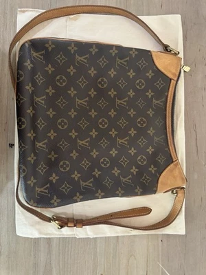 Bolso con monograma Odeon Louis Vuitton Foto 1 de 4