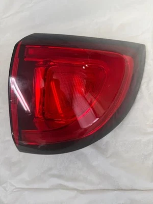 Luz trasera exterior para pasajero derecho Chrysler Pacifica 2017-2019 OEM con LED OE RH Foto 1 de 4